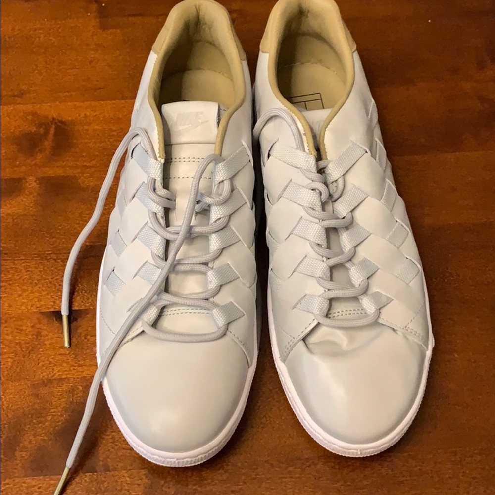 Nike tennis shoe